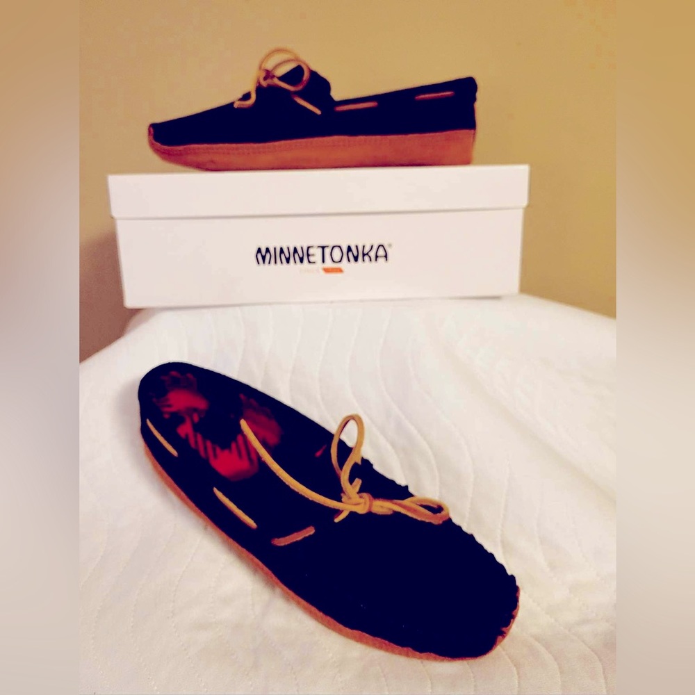 Women’s Minnetonka moccasin slippers size 9 (fits like 8.5)